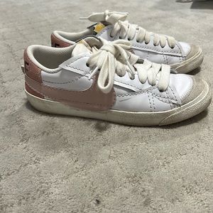 Nike low court sneakers size 7.5 excellent used condition